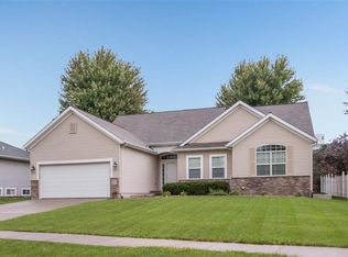 855 Deer Crest Dr, Hiawatha, IA 52233