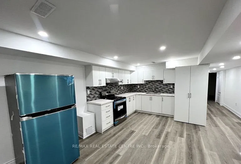 3 bed, $1,900 — Photo 1
