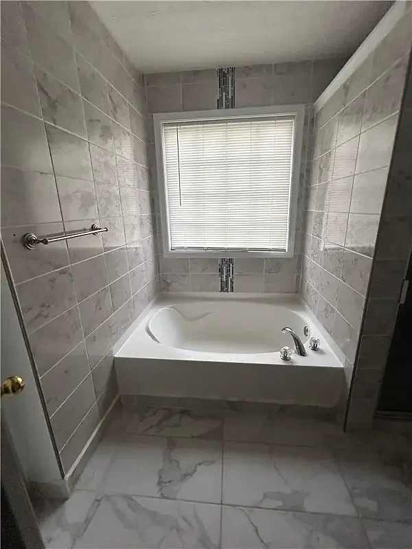 5 bed, 2326 sqft, $2,350 — Photo 2