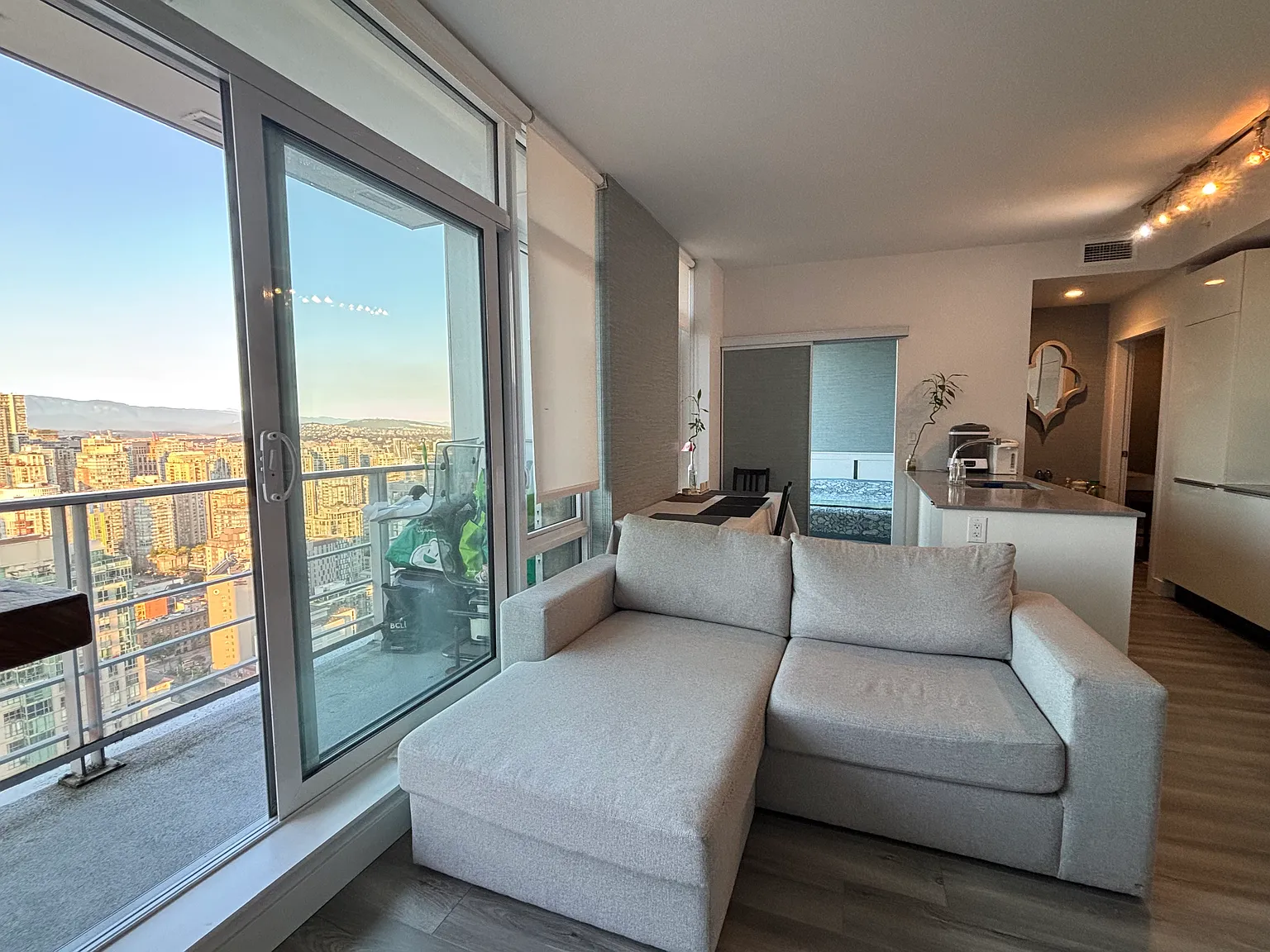 2 bed, 630 sqft, $3,100 — Photo 2