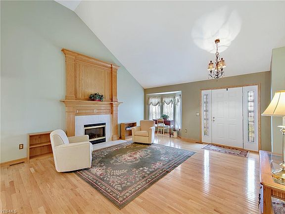5th image of 904 Devonwood Dr