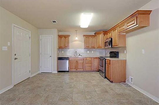 5th image of 15758 Elderberry St