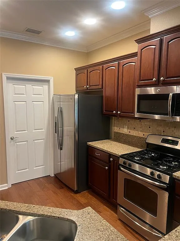 3 bed, 2.0 bath, 1687 sqft, $2,100 — Photo 2