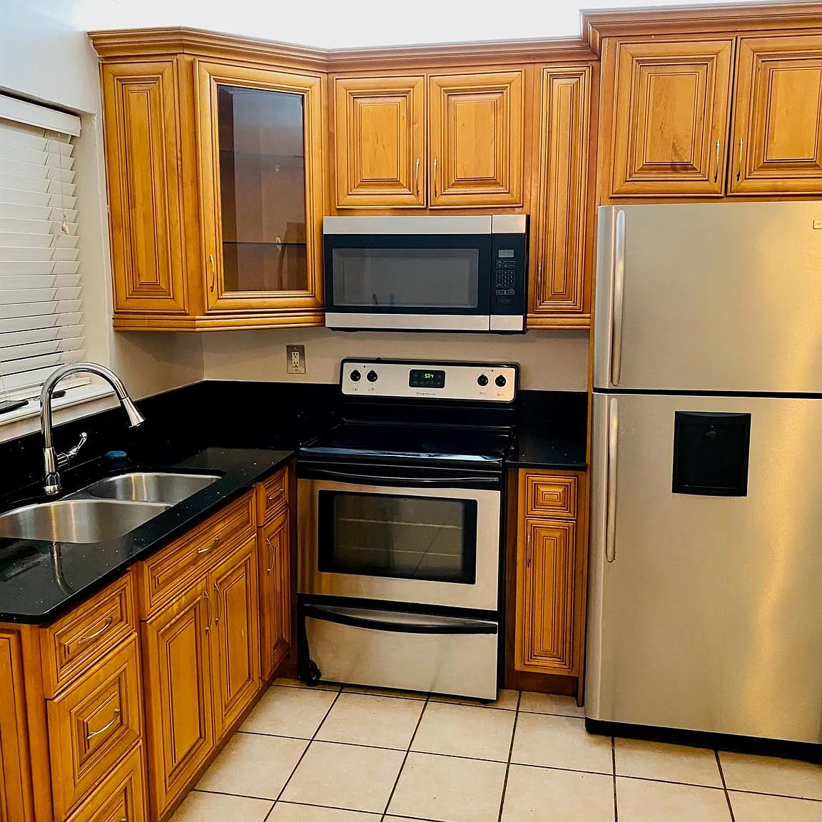 Crystal Court Manor — Photo 2