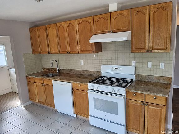 4th image of 90 Hempstead Ave