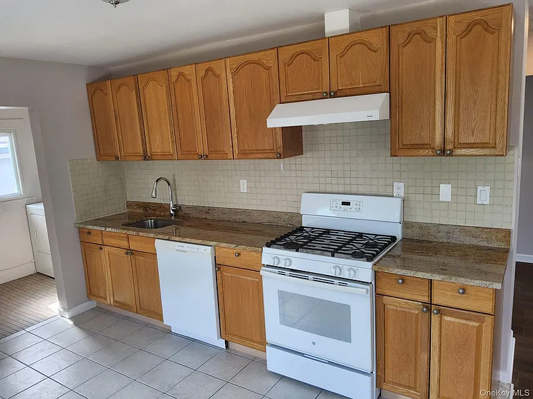 90 Hempstead Ave — Photo 4