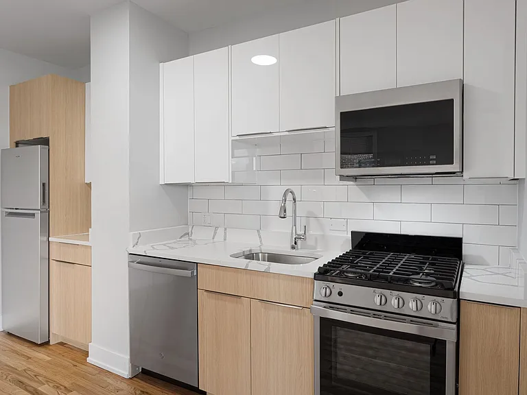1625 W Howard St — Photo 11