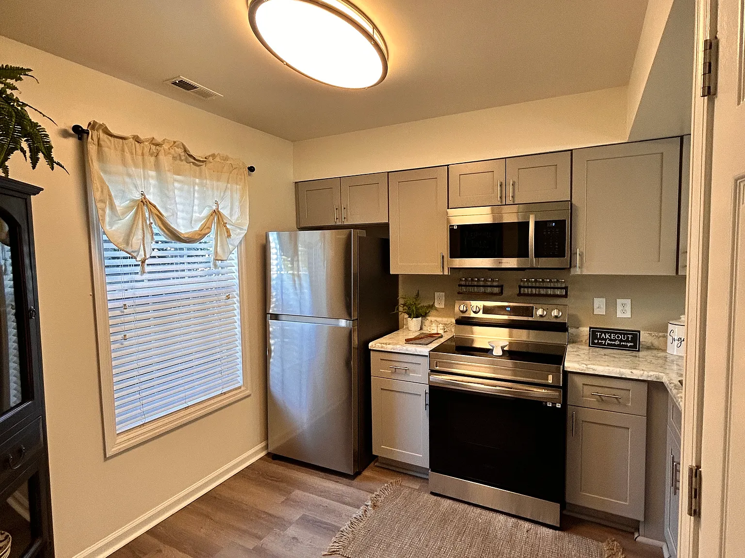 2 bed, 2.5 bath, 1181 sqft, $1,615 — Photo 3