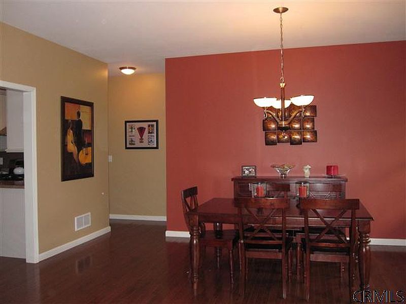 3rd image of 8 RIVERCREST Road