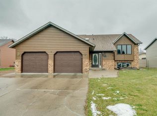 572 Macon Dr, Bismarck, ND 58504