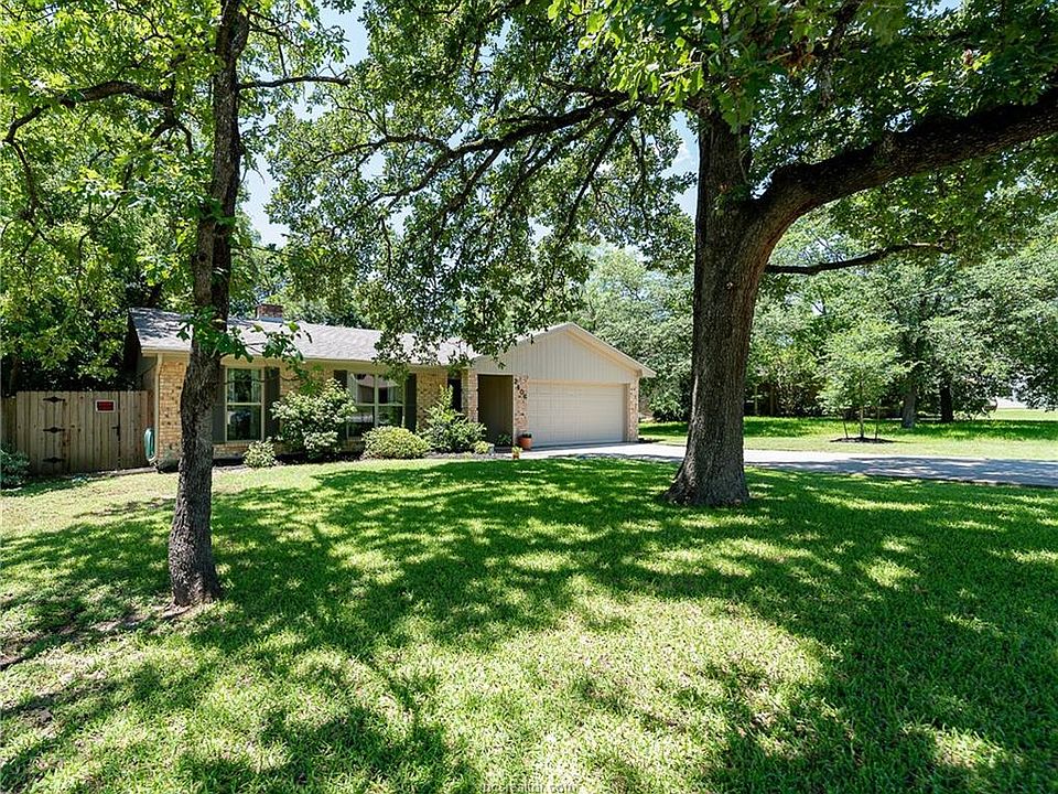 1st image of 2406 Briar Oaks Dr