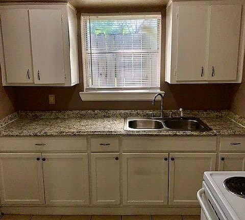 2nd image of 4817 4821 Lavender St
