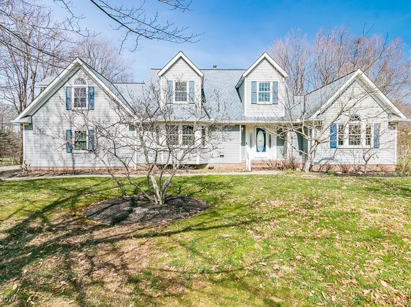 10096 Widgeon Dr, Chagrin Falls, OH 44023