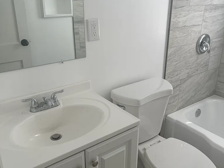 4918 N Ogden Ave — Photo 3