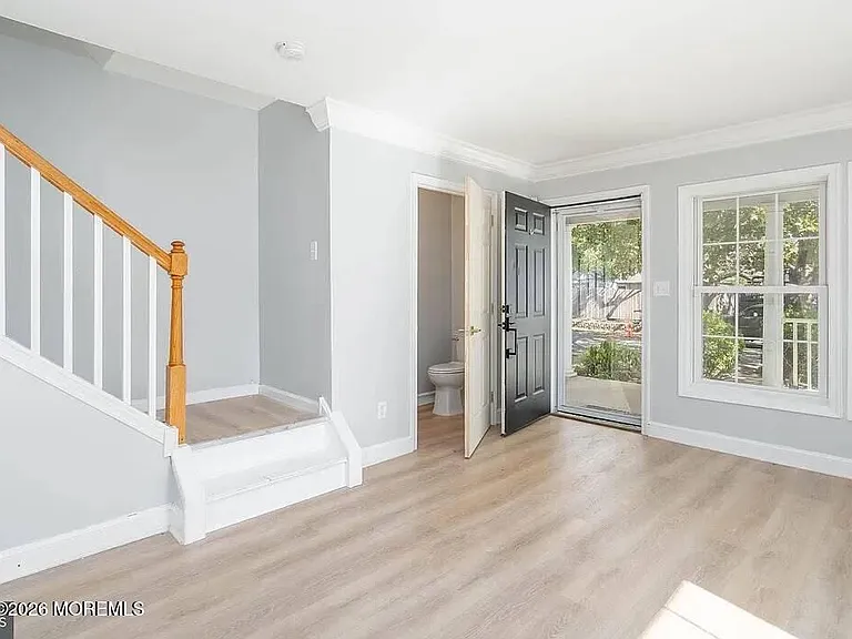 301 Howard St — Photo 2