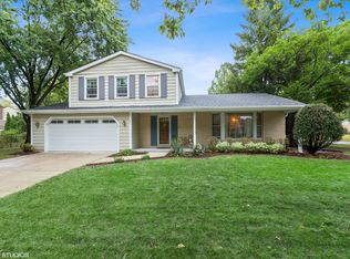 601 Pawnee Ln, Naperville, IL 60563