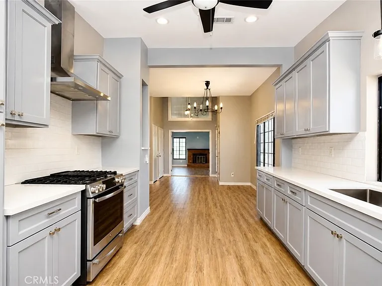 970 Sandstone Dr — Photo 2