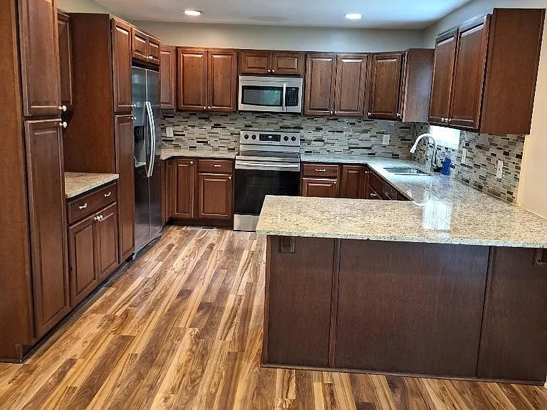 909 Oak Vale — Photo 3