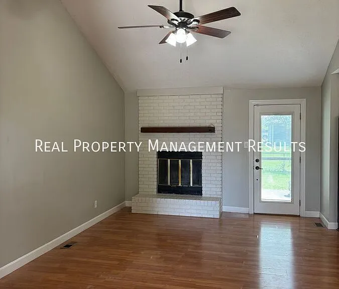 2841 Squire Ln — Photo 2