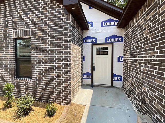 2nd image of 215 Kayla Ln