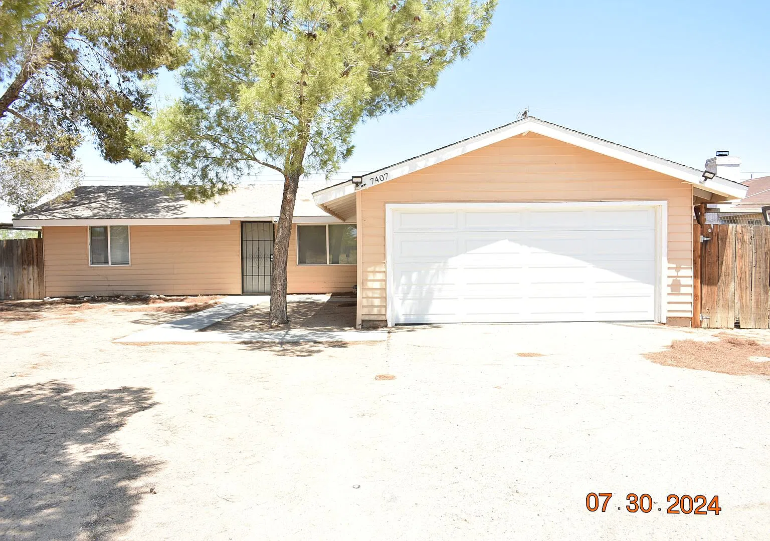 Charming 3-bedroom, 2-bathroom home located in California City, CA! — Photo 1