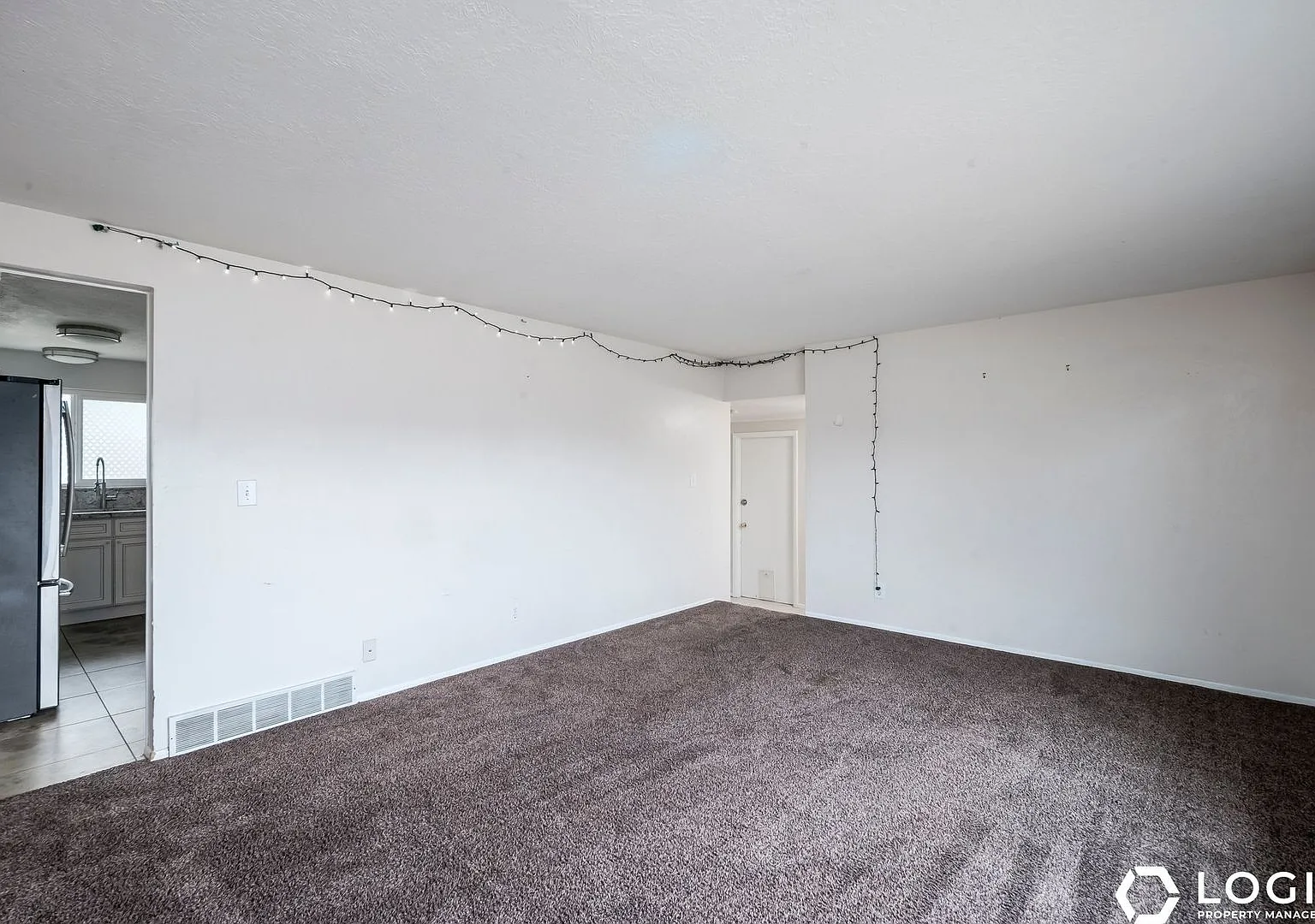 Spacious 4 Bed Sandy Home Updated Kitchen — Photo 4