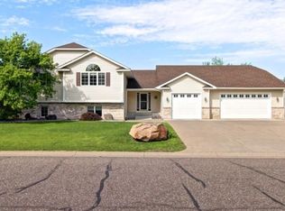 4698 Hillvale Ave N, Oakdale, MN 55128