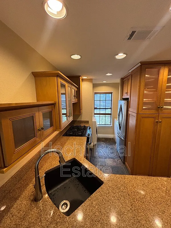 1411 Gracy Farms Ln — Photo 4