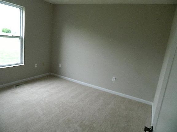 3rd image of 10 Forest Pond Dr