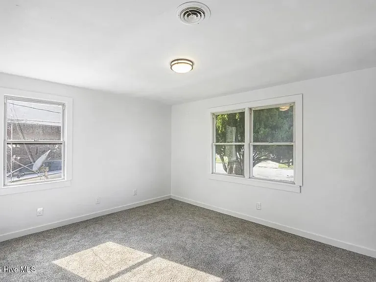 106 E Walker St — Photo 9