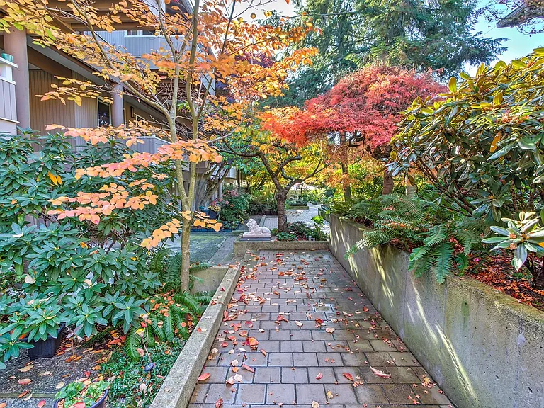 832 100th Ave NE #104 — Photo 2