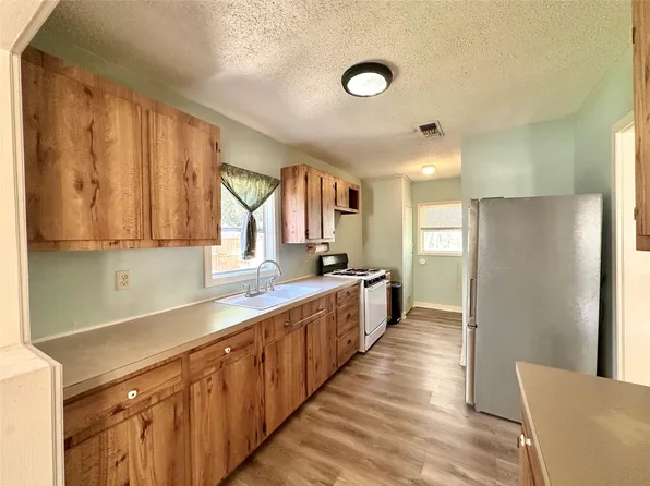 405 Mills St, Smithville, TX 78957