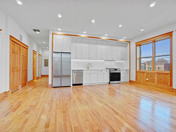 3rd image of 700 W Wellington Ave #3R
