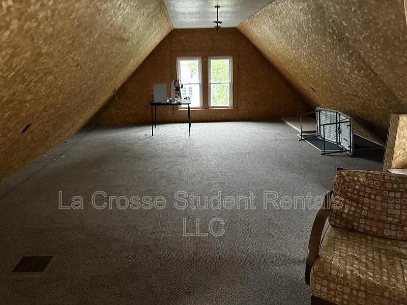 5 bed, 2.0 bath, 2500 sqft, $2,500 — Photo 1
