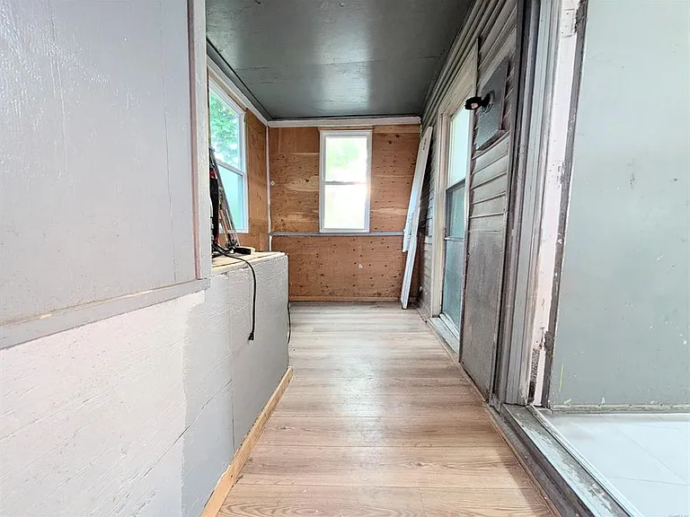 107 Catherine St — Photo 37