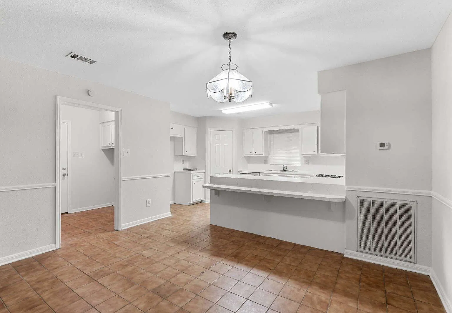 3 bed, 2.0 bath, 1379 sqft, $1,600 — Photo 4