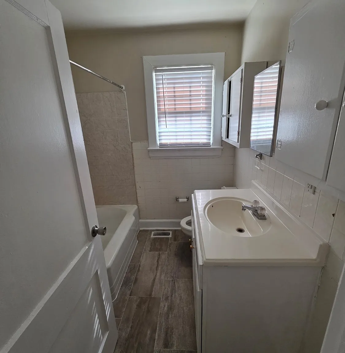 3 bed, 1200 sqft, $1,200 — Photo 4