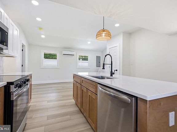 4th image of 819 Center Ave
