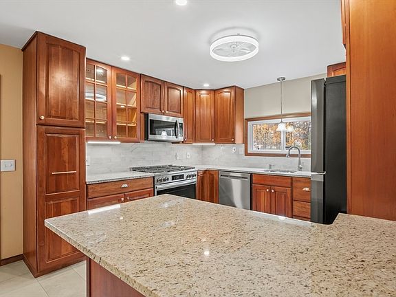 3rd image of 296 Astle St