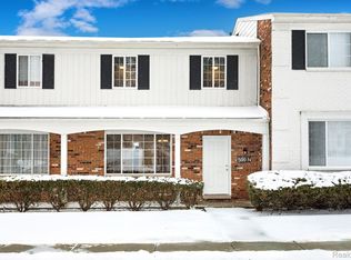 599 Fox Hills Dr N, Bloomfield Hills, MI 48304