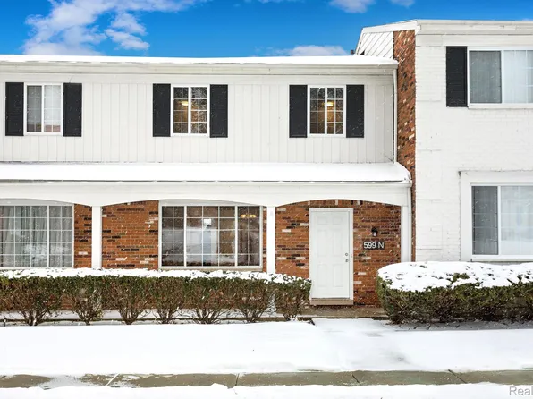 599 Fox Hills Dr N, Bloomfield Hills, MI 48304