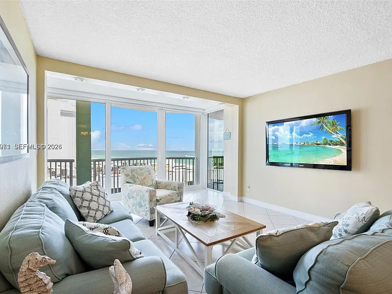 5401 Collins Ave #807 — Photo 4
