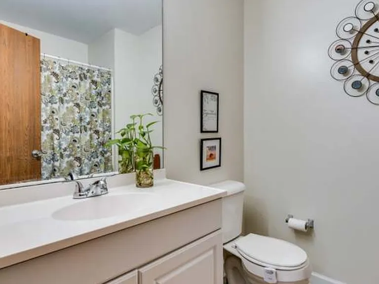 249 Brittany Dr — Photo 8