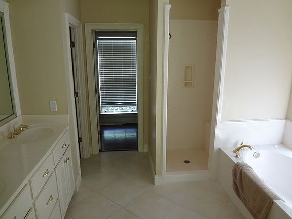 3rd image of 21 De La Rose Pl