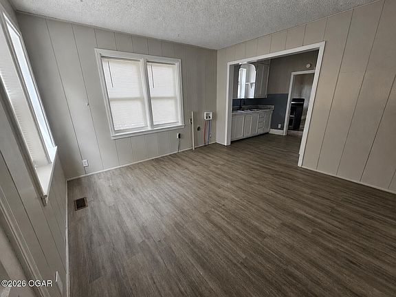 2nd image of 910 S Jackson Ave
