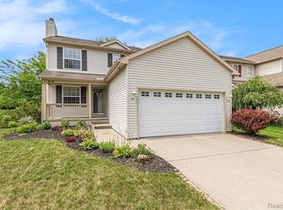 414 Mill Pond Dr, Fenton, MI 48430