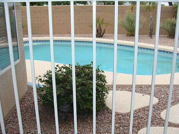 Gated play pool