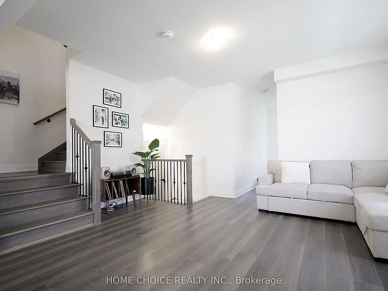 32 Ferragine Cres — Photo 3