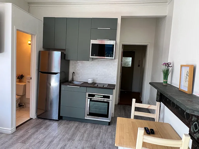 218 Queen St E #5 — Photo 3