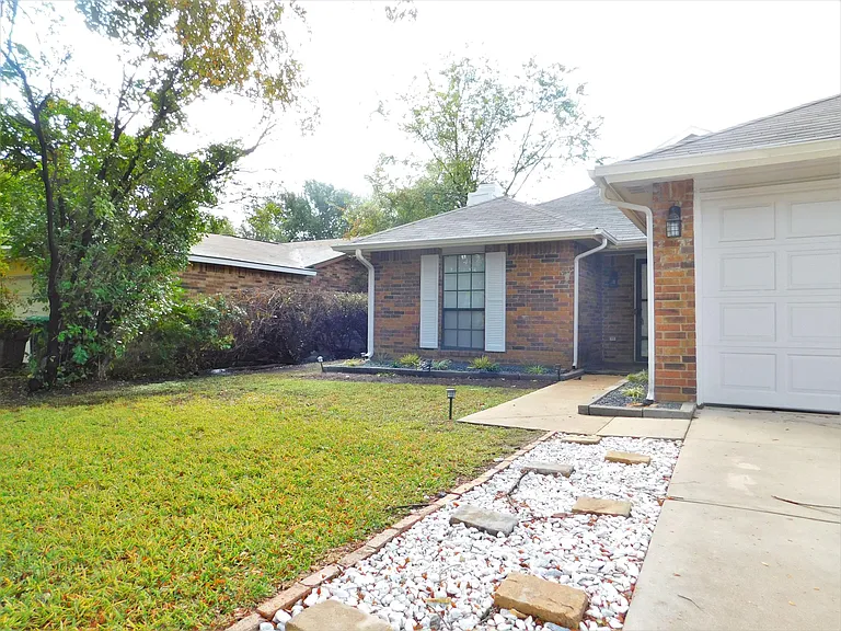 2716 Mistywood Ln — Photo 3